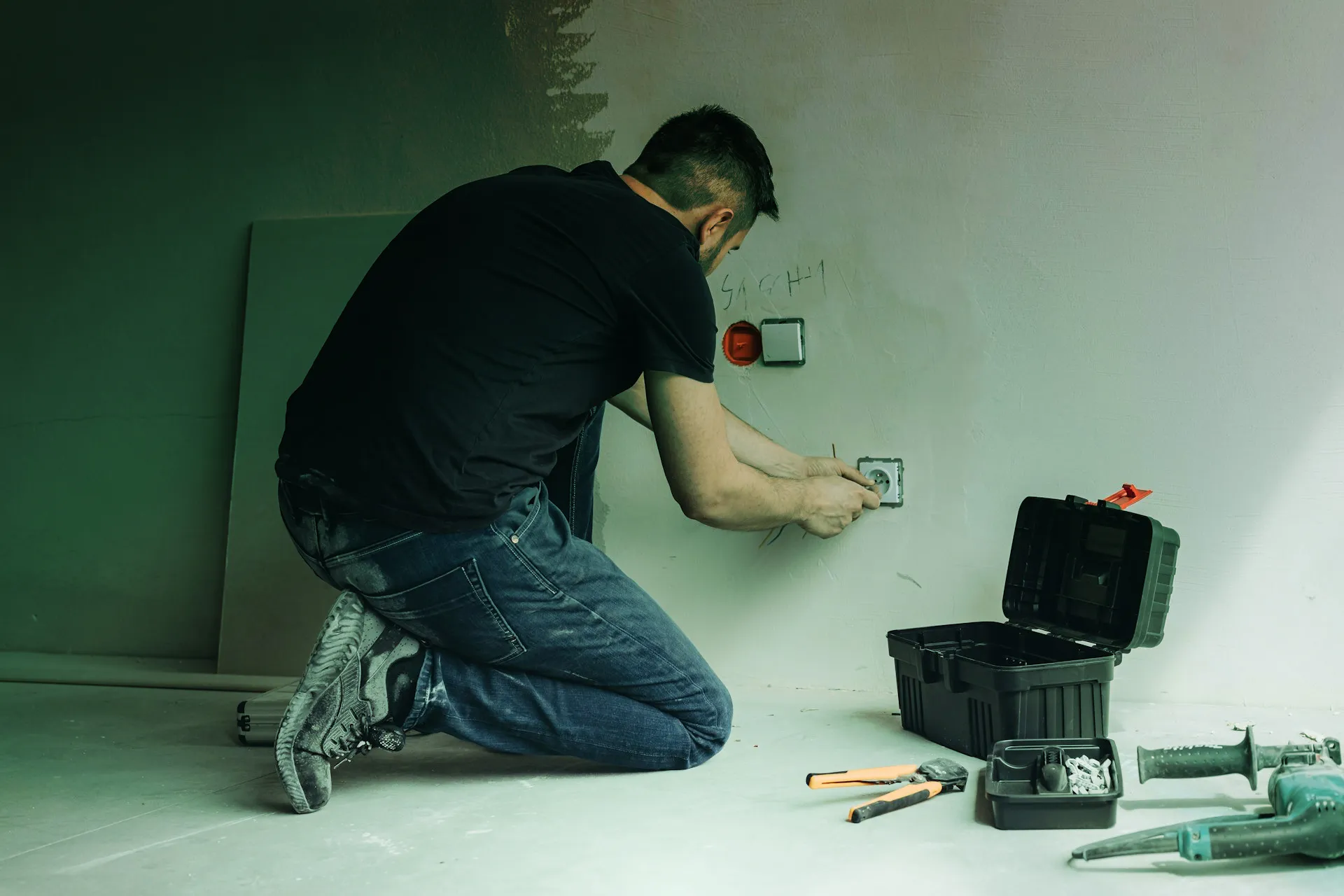 Working handyman by Karolina Grabowska @ Unsplash